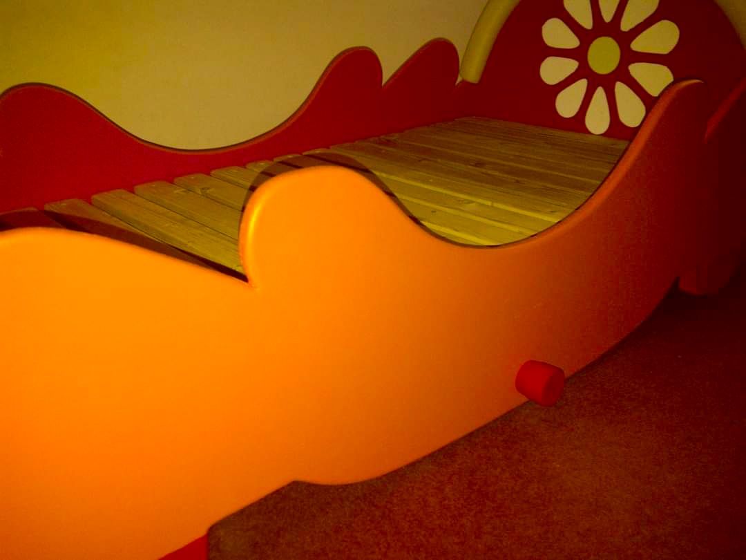 Cama de madeira para crianças. Wooden Upsy Daisy Kids Bed.