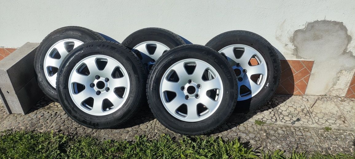 5 Jantes originais Audi 205/60 R15 com pneus em bom estado