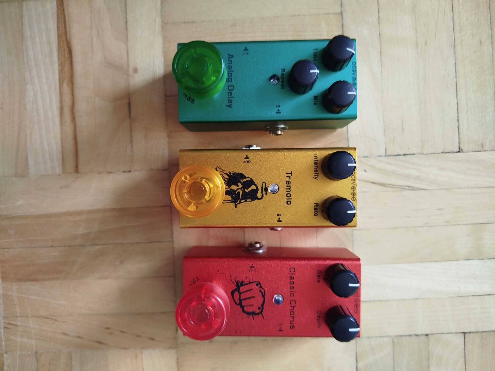 Efekty gitarowe (chorus, delay, tremolo)