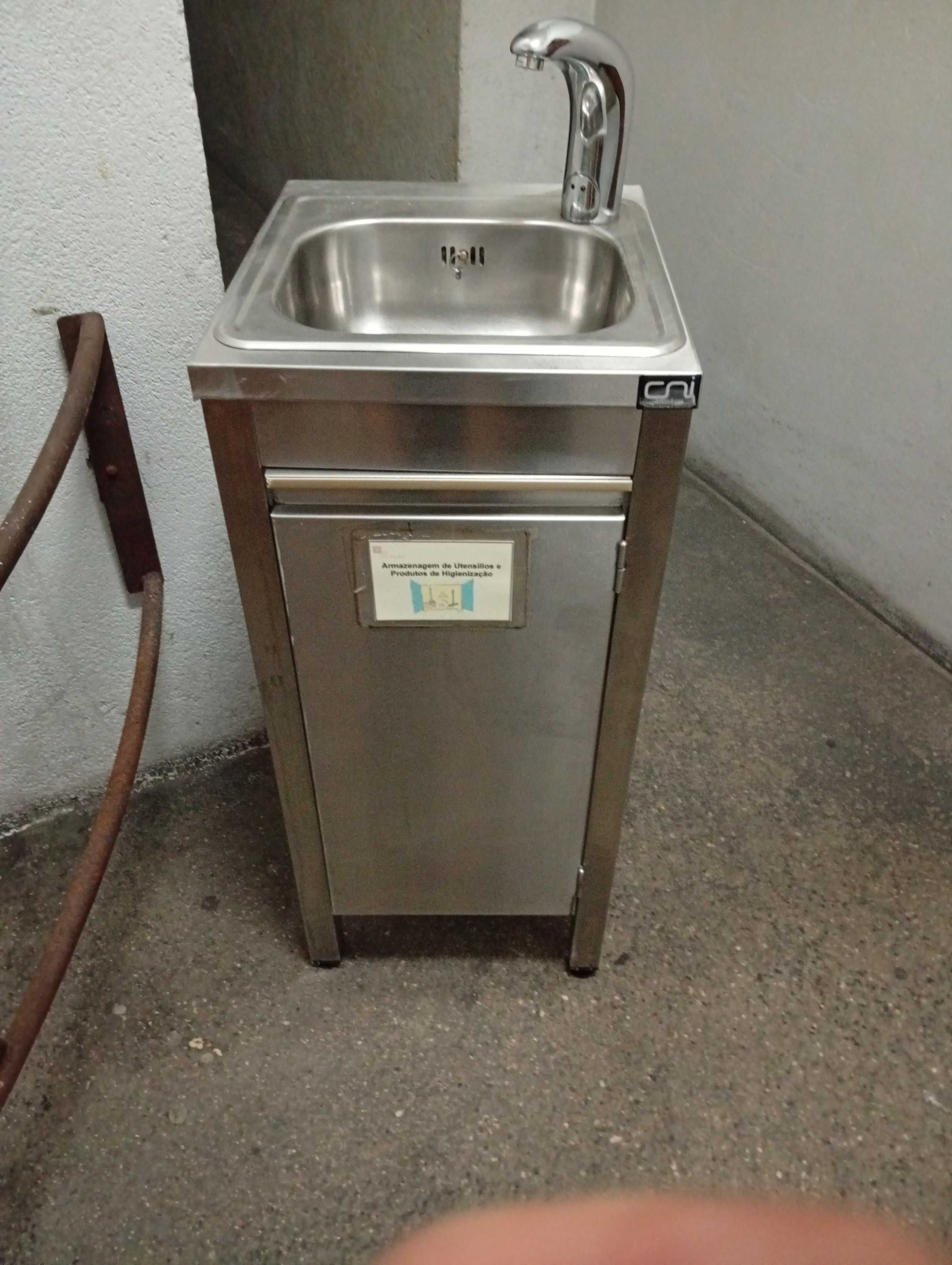 Pia lava mãos inox