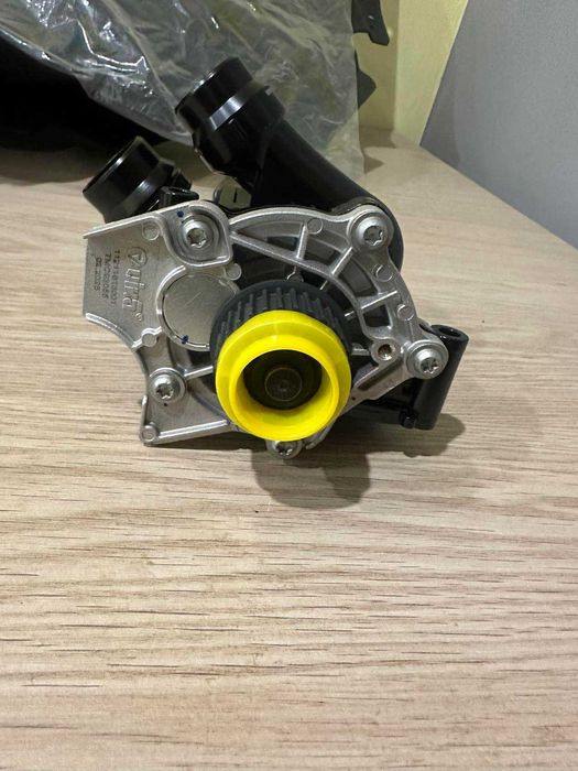 Audi Q5 8R Помпа з термостатом