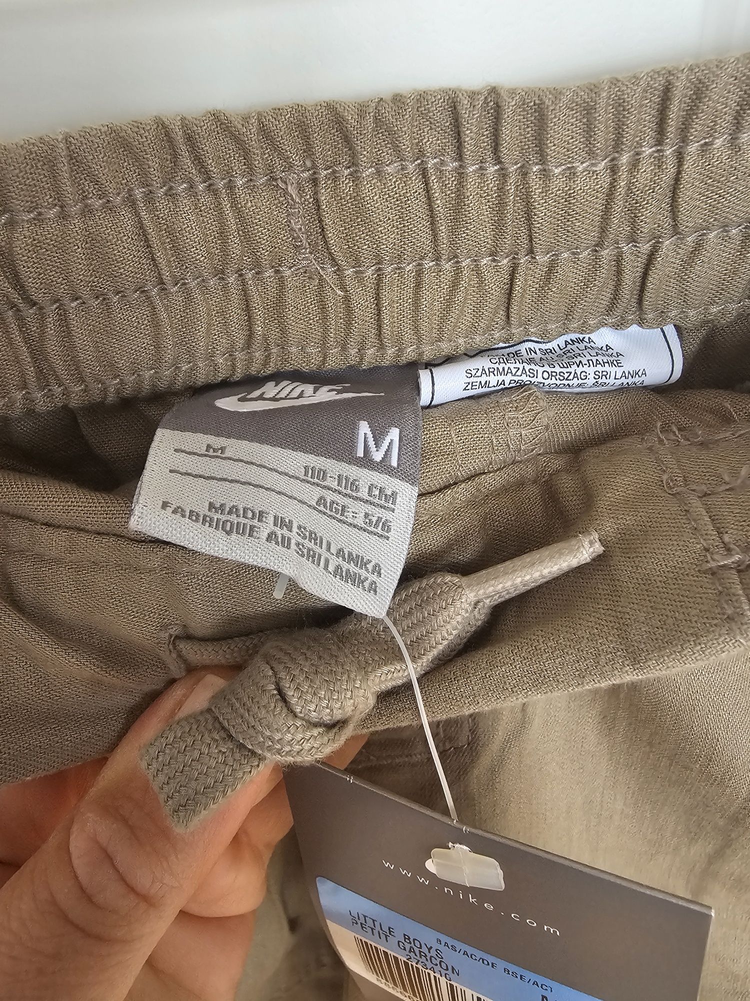 Nowe krótkie spodenki bojówki rozmiar 110-116cm marki Nike

Uwaga na