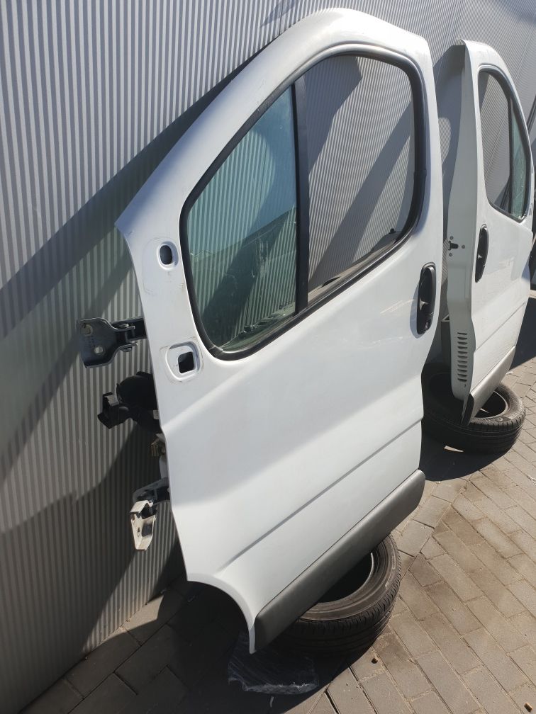 Opel Vivaro Drzwi prawe lewe