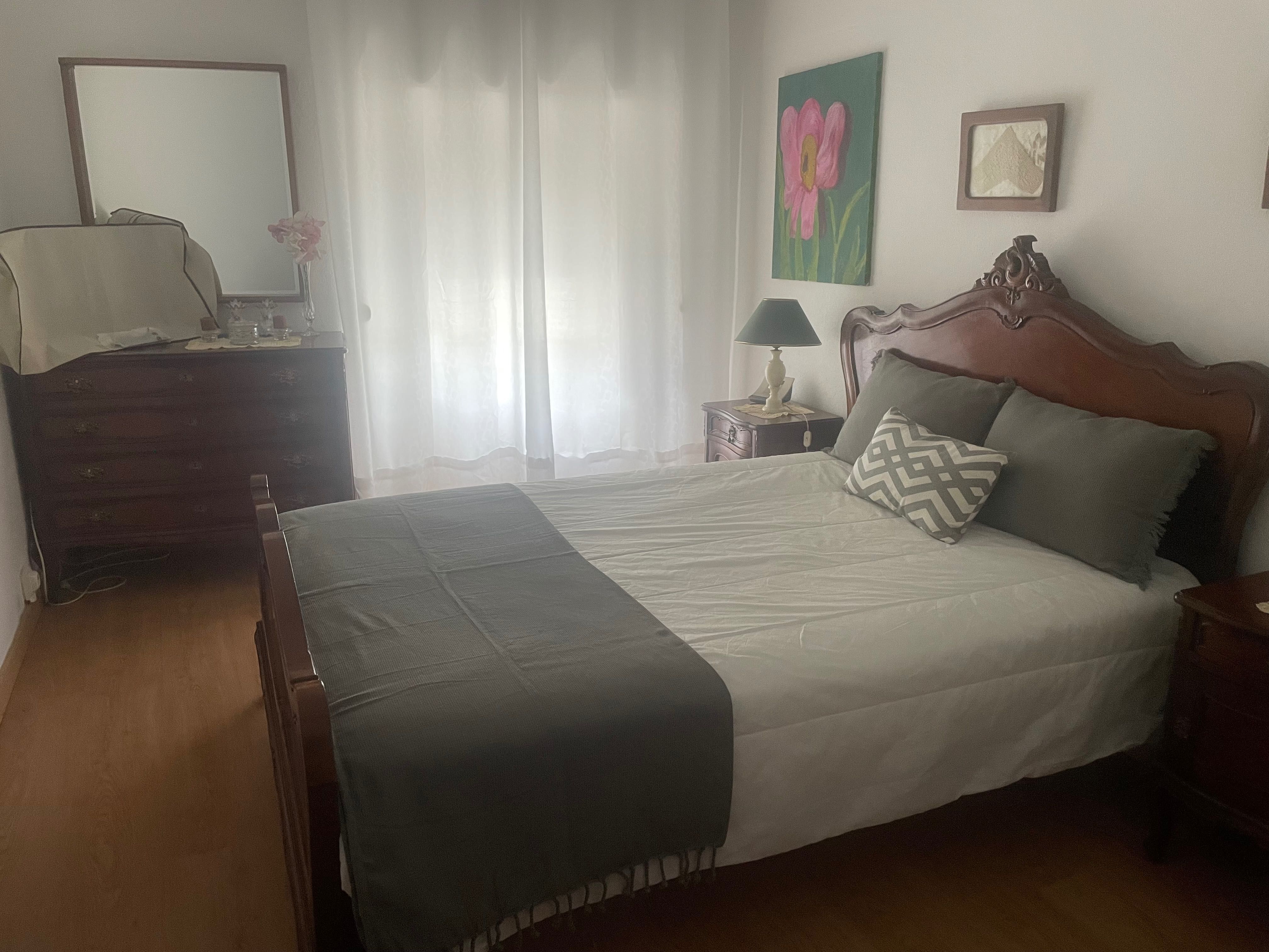 Cama de casal em madeira
