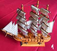 Miniaturas de barcos.