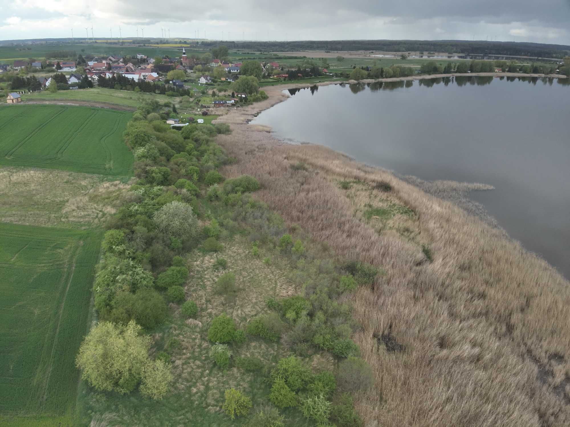 Działka nad jeziorem na sprzedaż