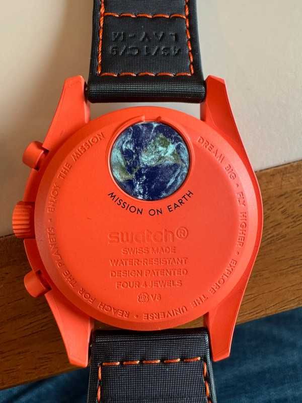 Omega x Swatch Lava SO33O100 Dynamiczne Barwy