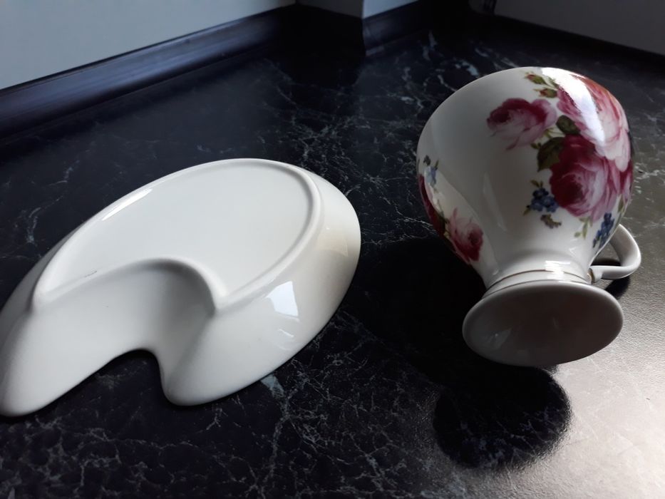 Stara angielska filiżanka w róże.