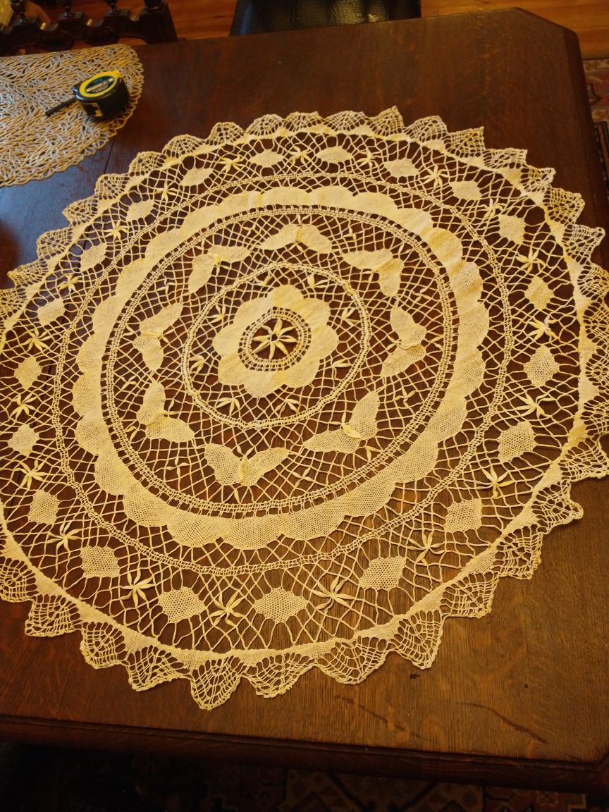 Okrągły 75 cm.  obrus ręcznie zdobiony motylkami, klockowy