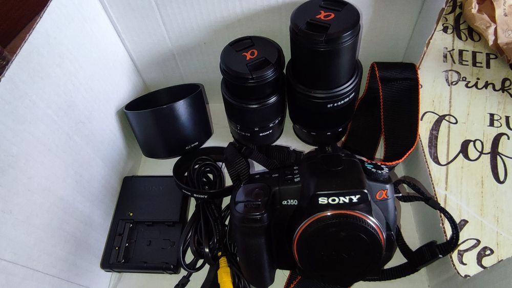 Sony Alpha 350 (DSLR-A350). A caixa é para um kit de lentes de zoom