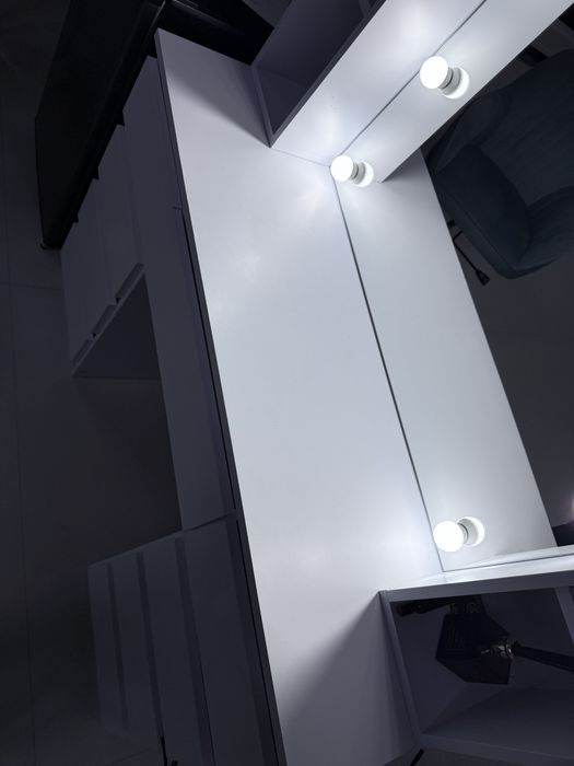 Стол макияжный/визажный