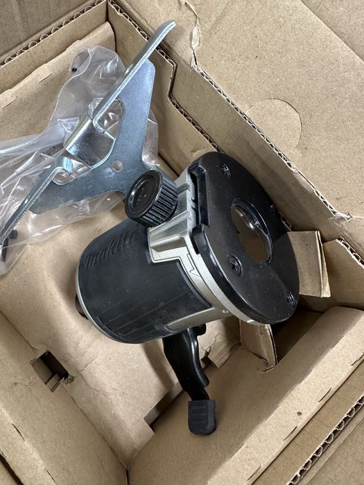 Makita RT0700C przystawka do wycinania + prowadnica rownoległa adapter