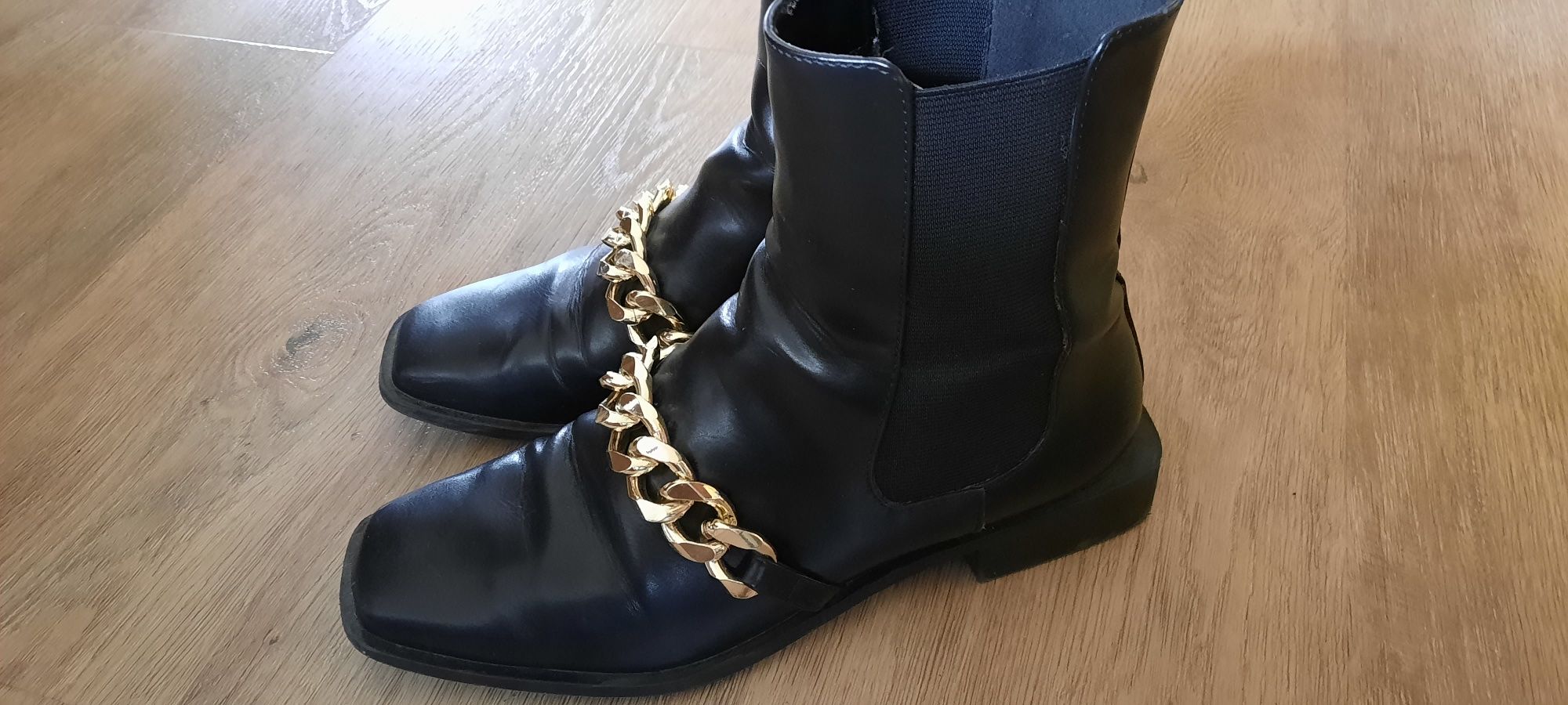 Botas em pele com corrente Zara