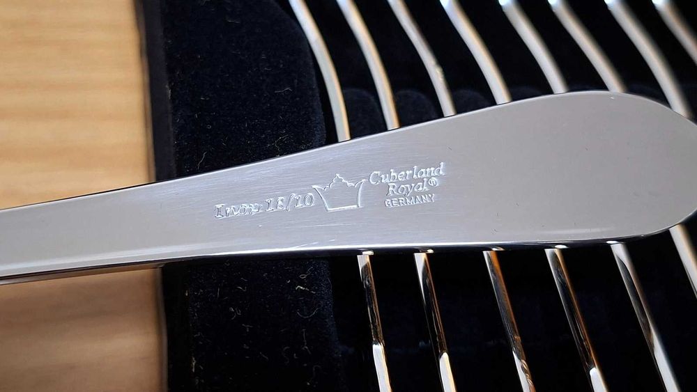 Conjunto de talheres para 12 pessoas. Dourado.