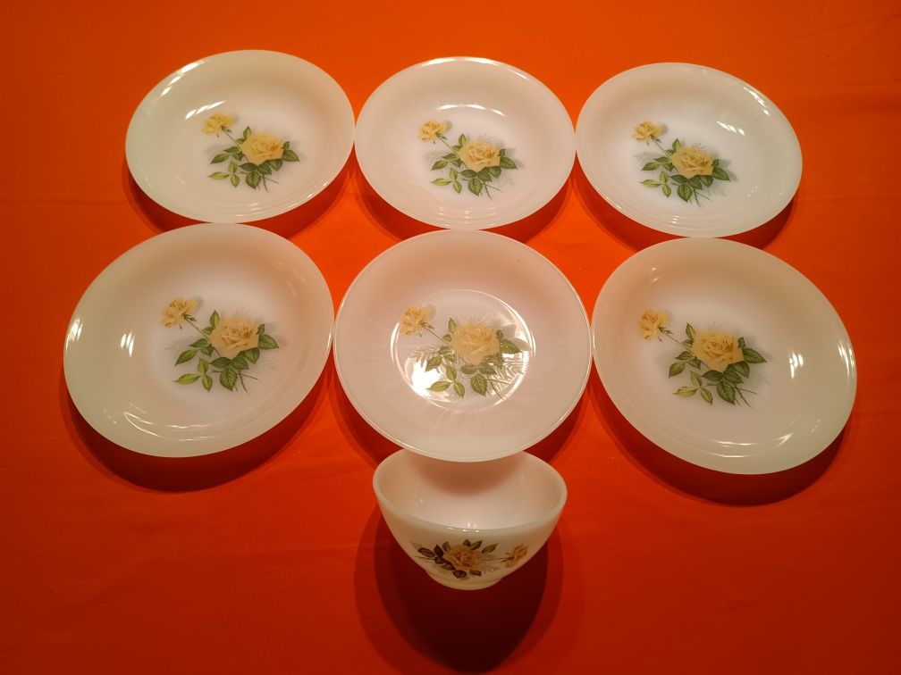 Conjunto de loiça com rosas pintadas.