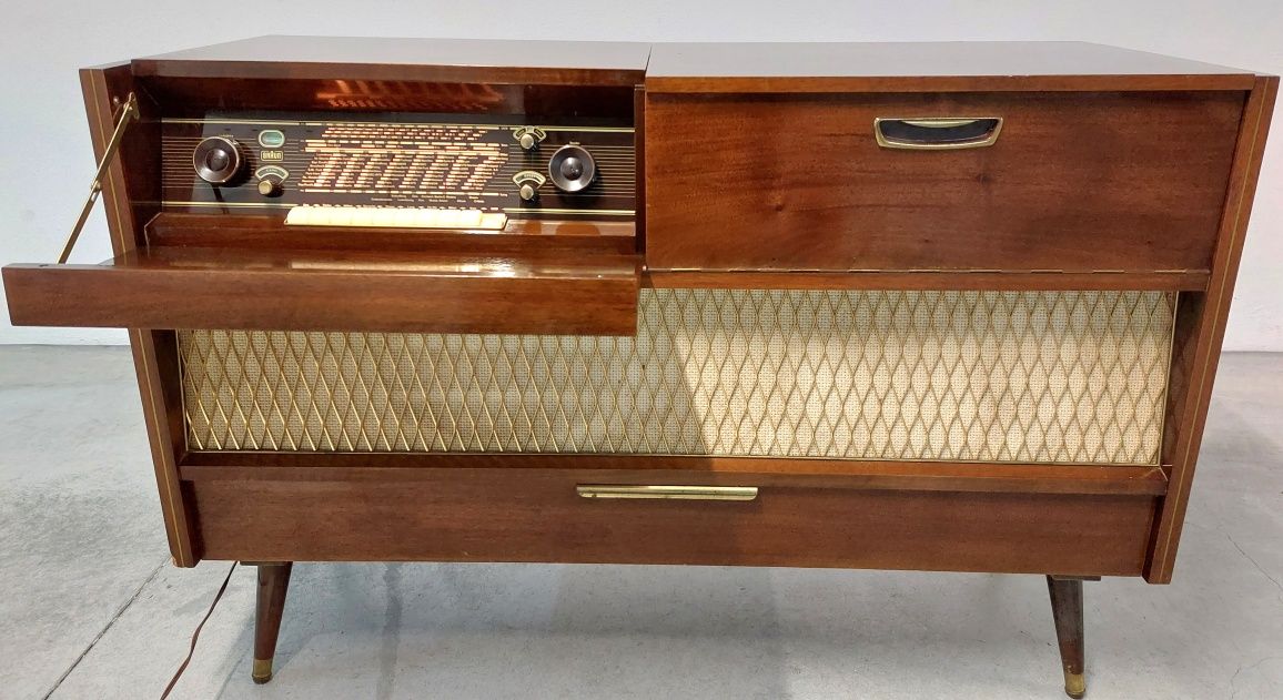 Móvel Braun com rádio e gira discos