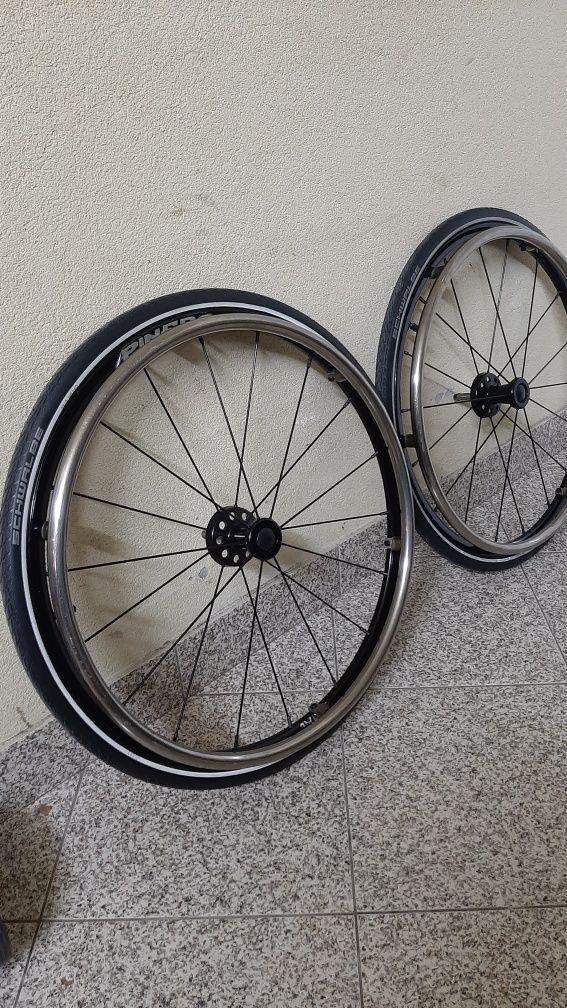 Rodas liga leve com pneus novos