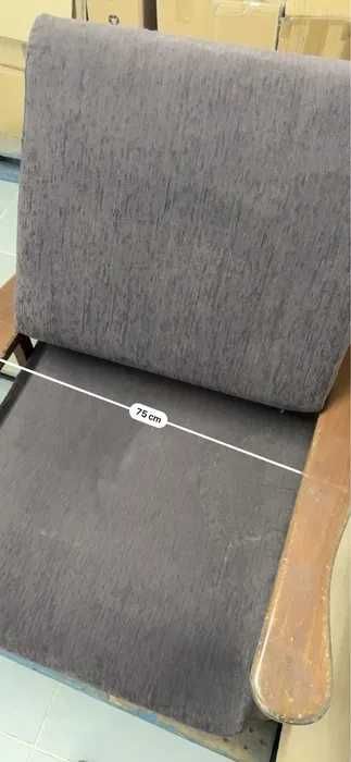 Cadeirão em Madeira com Estofo