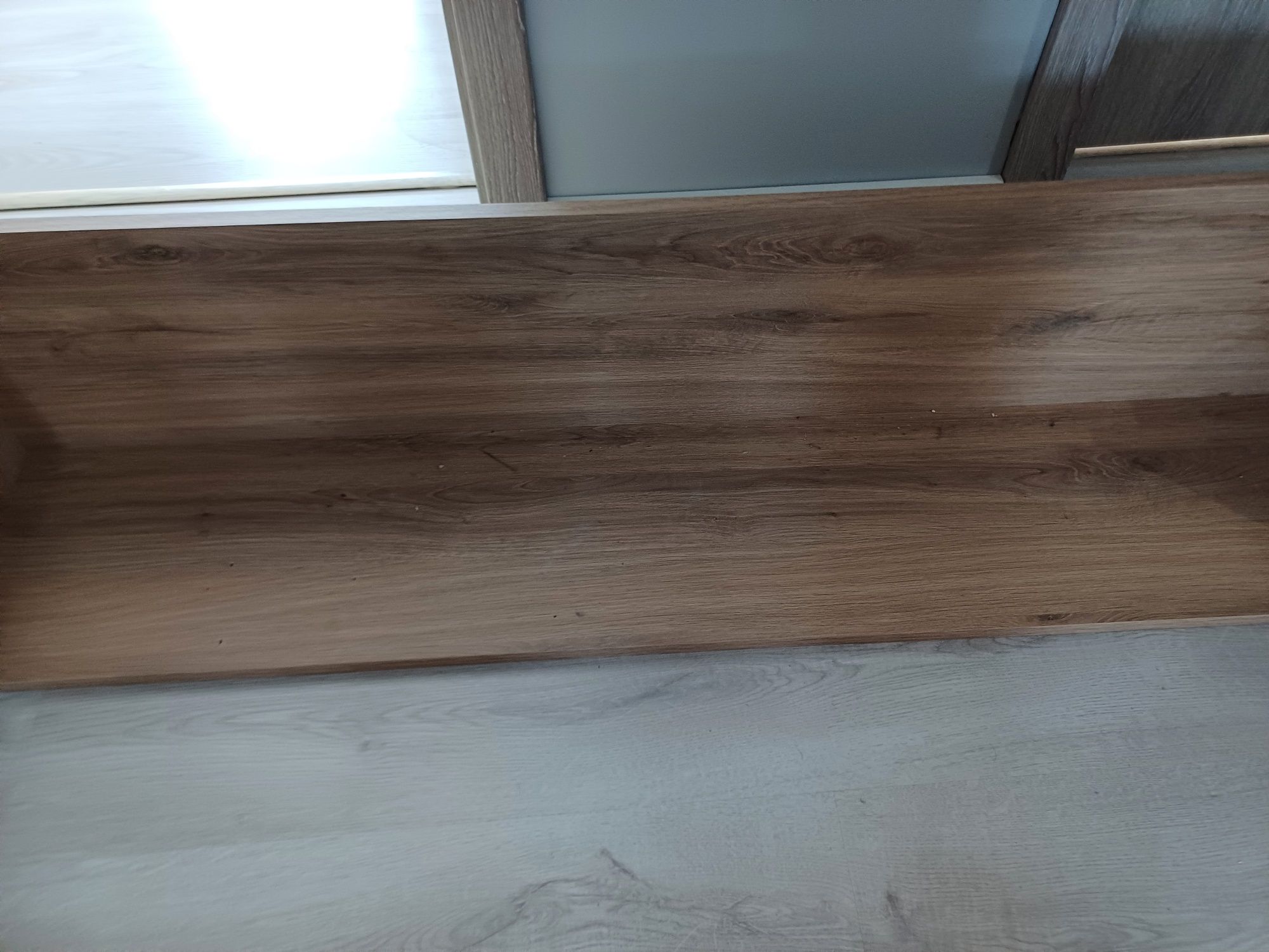Biurko 126x60 z półką wisząca