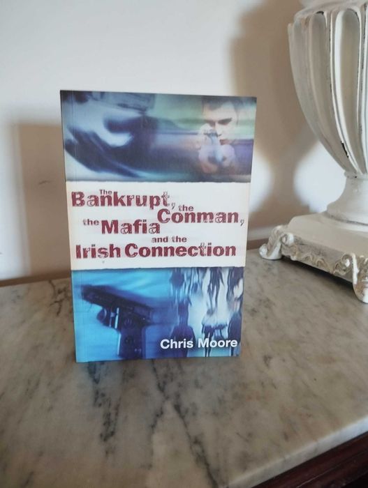 Livro "The Bankrupt, the Conman..." Chris Moore