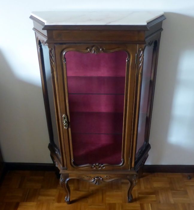 Vitrine móvel forrada a tecido com mármore