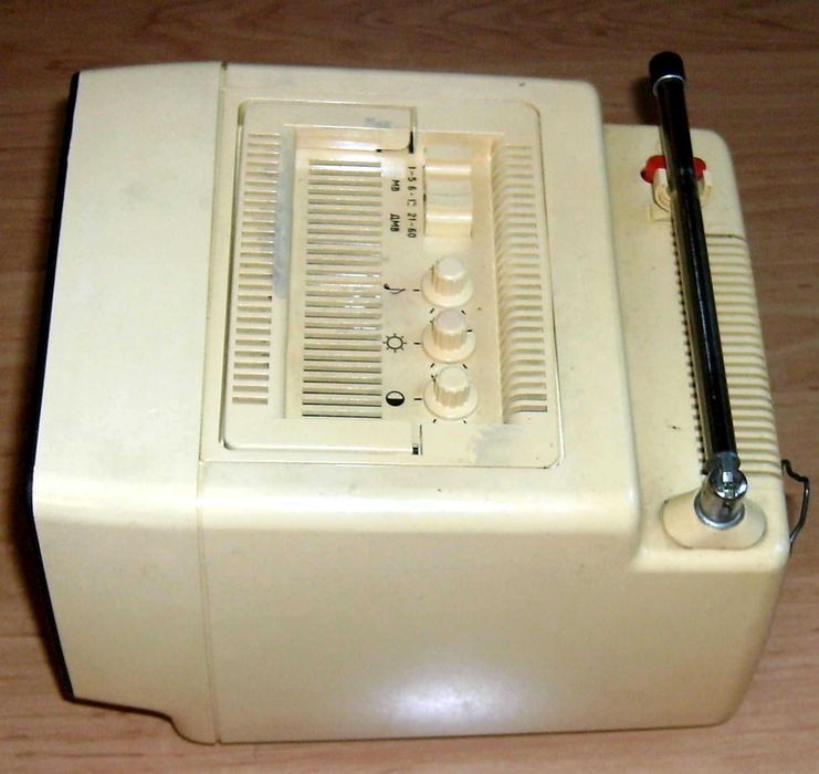 Stary telewizor kineskopowy Elektronika 409 A- działa