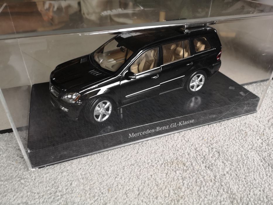 MERCEDES-BENZ GL-Klasse - MINICHAMPS uszkodzony model w skali 1:18
