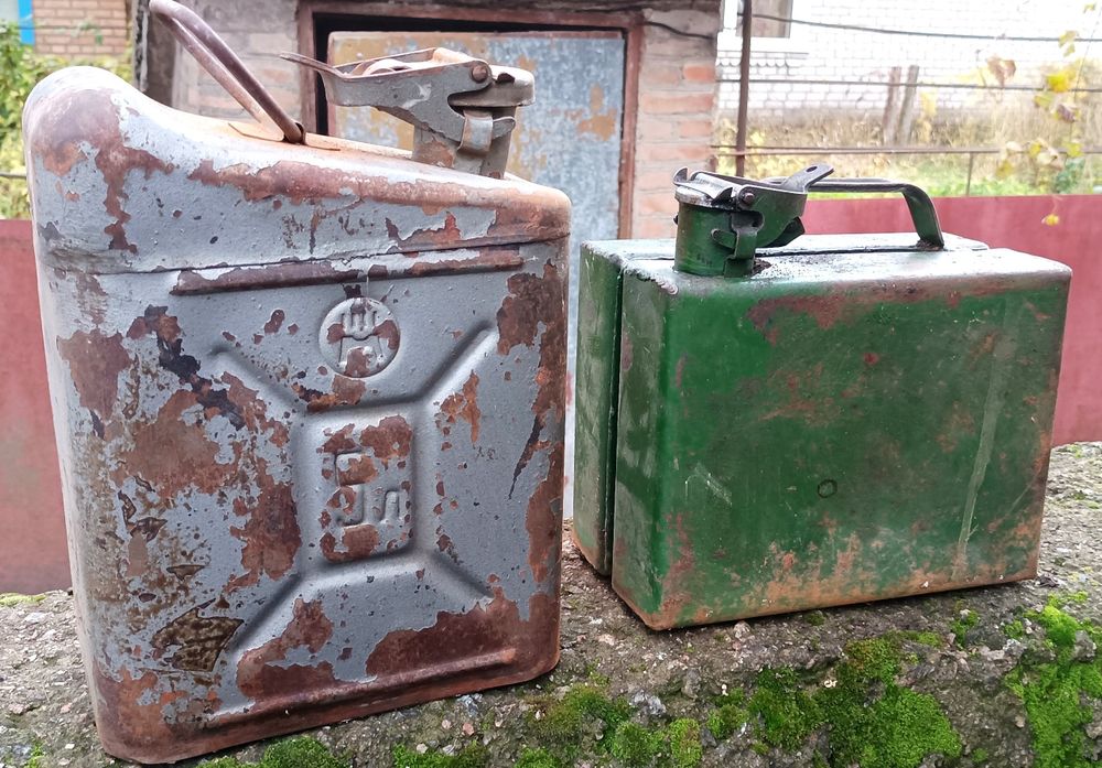 Продам маленькие канистры 5 и 4 литра.