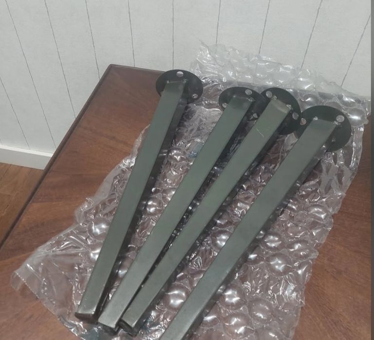Mesa madeira com pés metalicos
