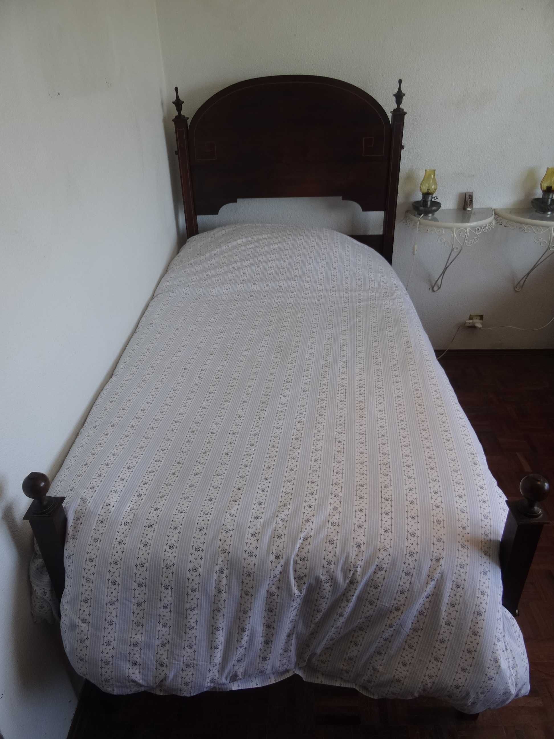 2 camas de corpo e meio antigas em optimo estado