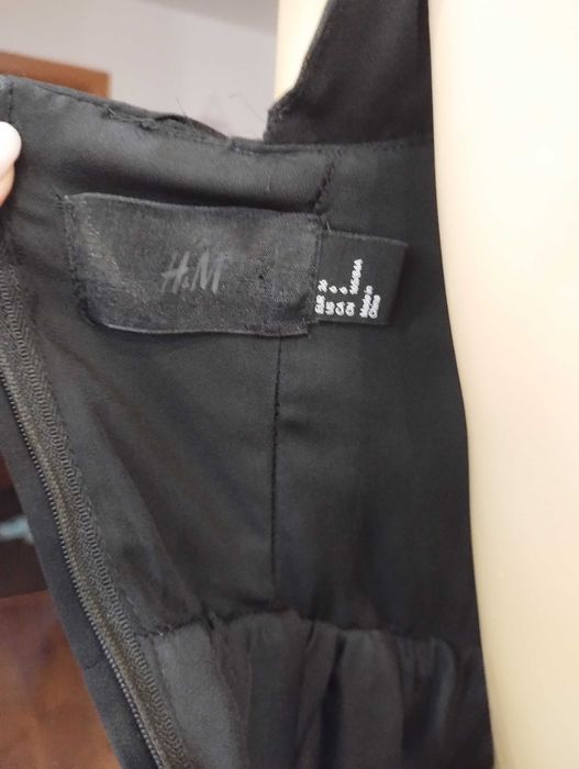 Piękna czarna sukienka uszytywniana na piersiach HM r. 3XS/ 2XS