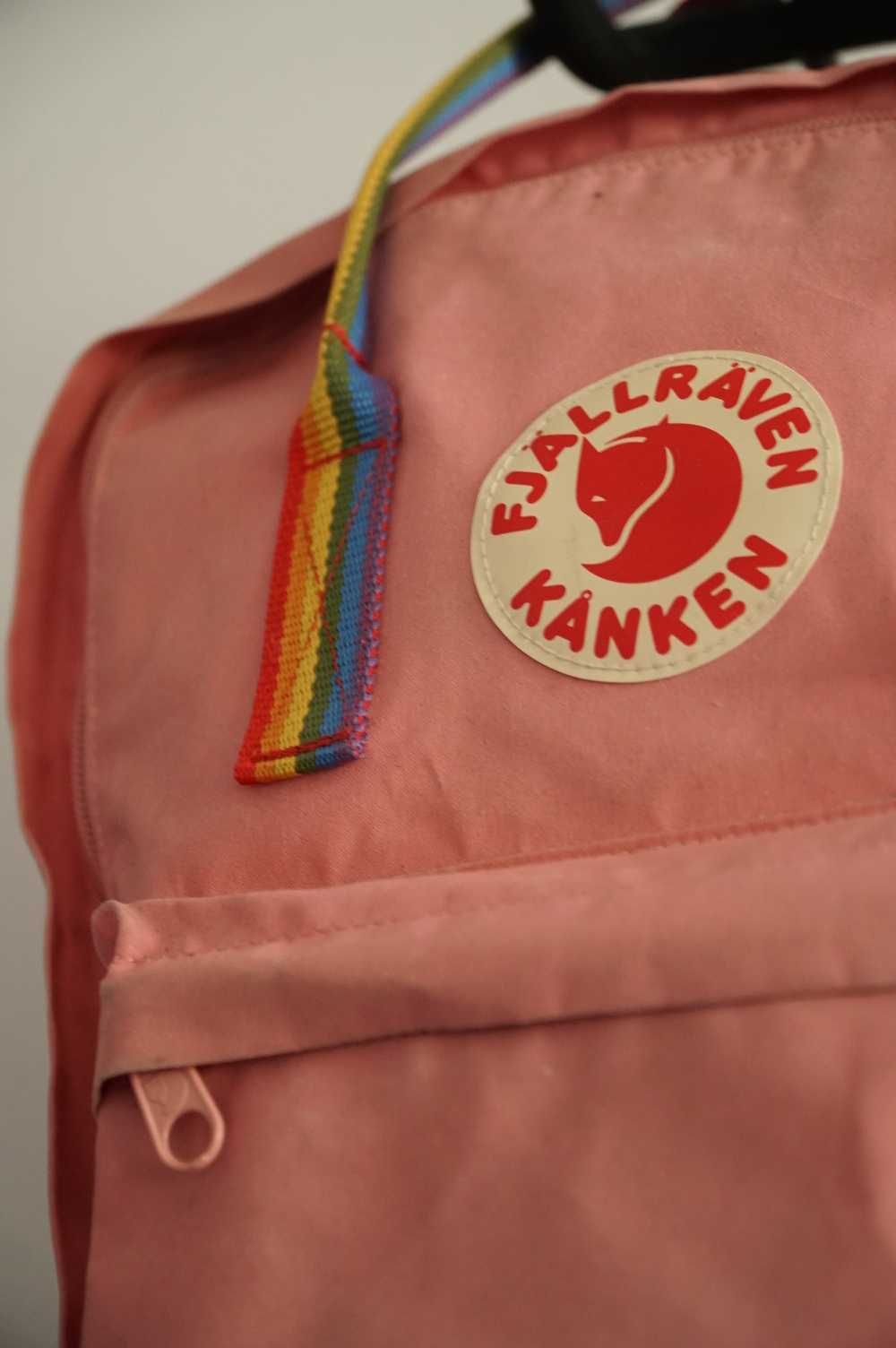 Plecak różowy Fjallraven Kanken Classic z tęczowymi paskami