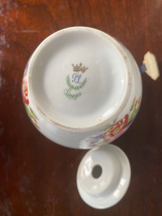 Peça Limojes intacta para decoração requintada