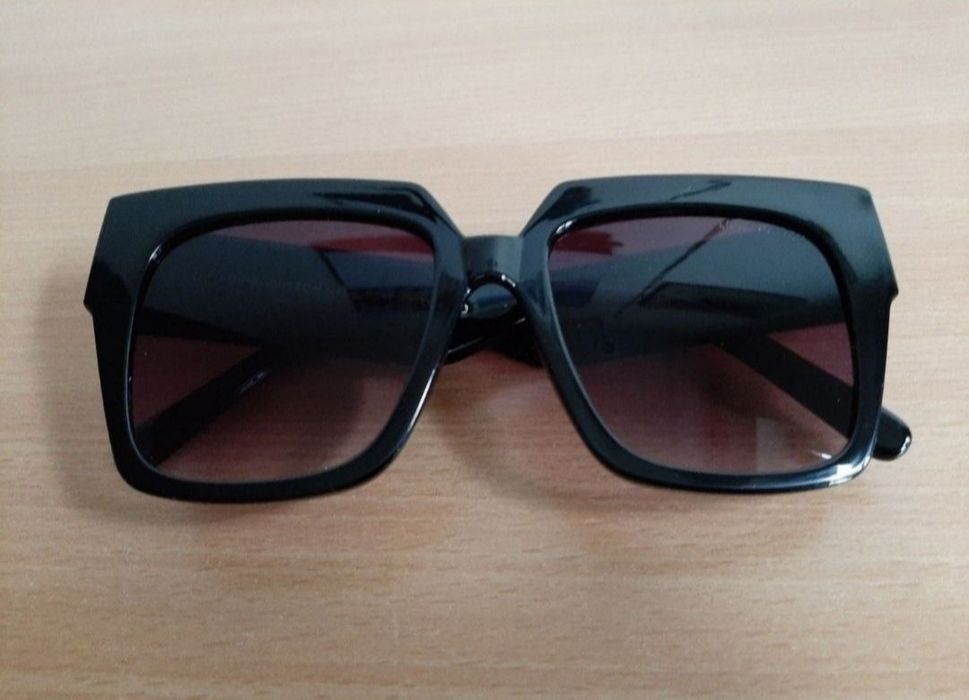 LOUIS VUITTON LV okulary przeciwsłoneczne damskie czarne, złota listwa