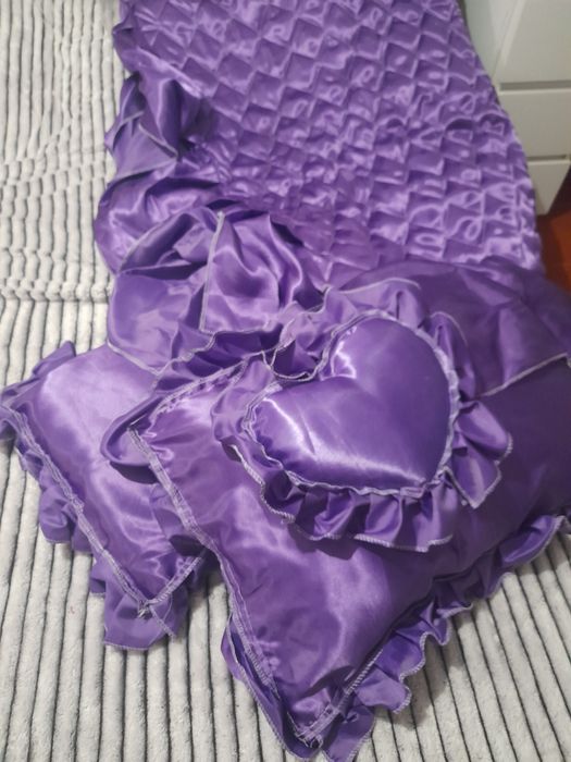 Покривало з подушками