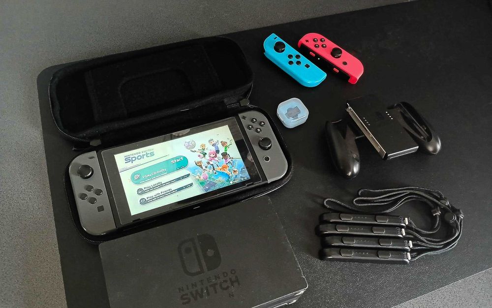 Nintendo Switch Desbloqueada + 2 Comandos Adicionais + Acessórios