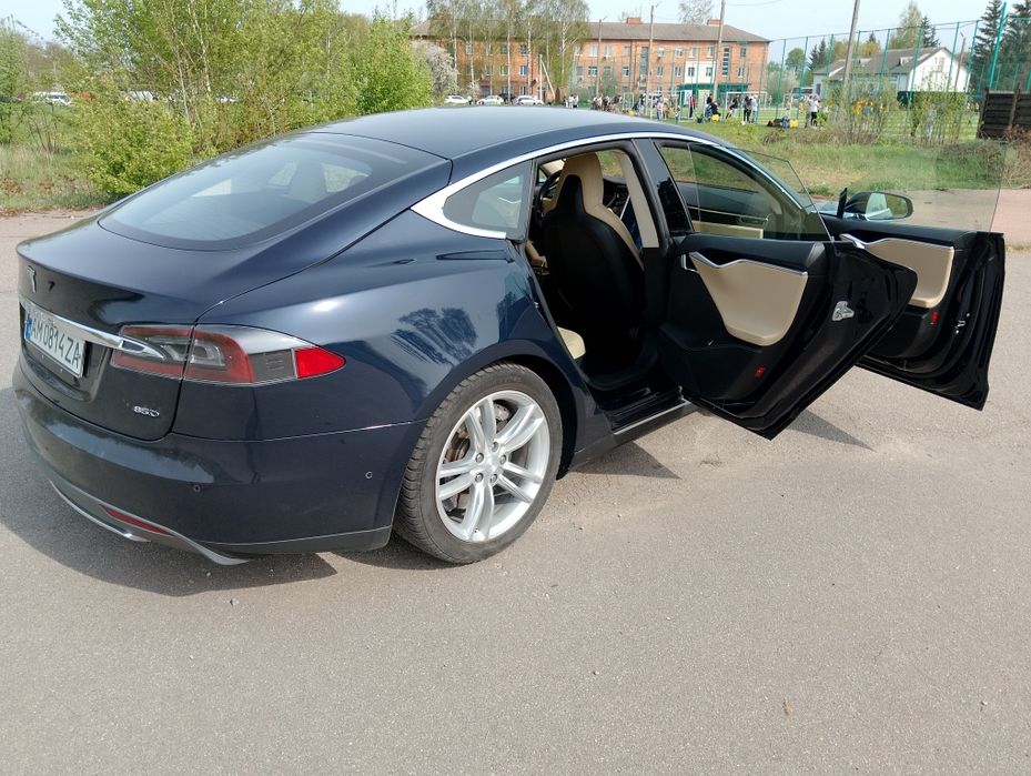 Tesla Model S 85D