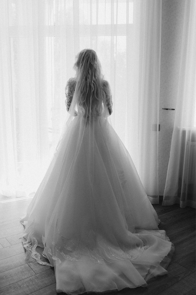Свадебное белое платье премиум класса с расшитым верхом и шлейфом