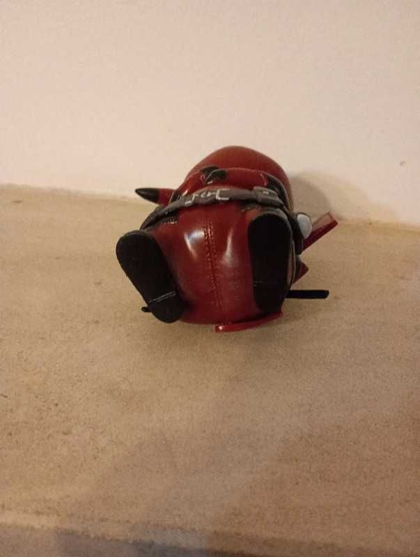 Pikachu vestido de deadpool
