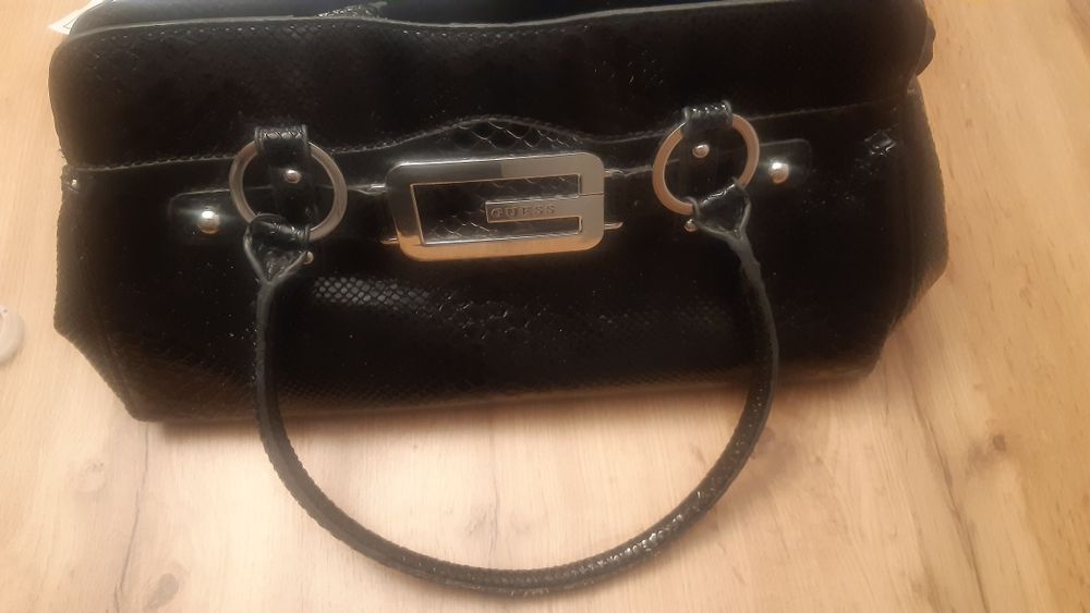 Torebka Gues, używana, czarna lakierowana