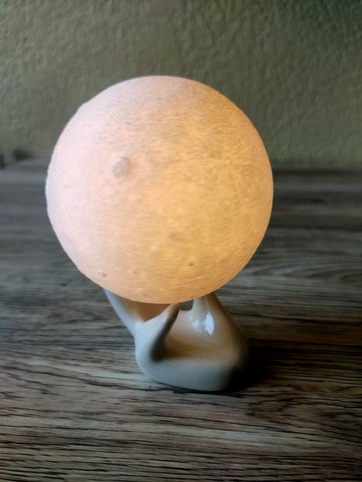 Світильник у формі місяця