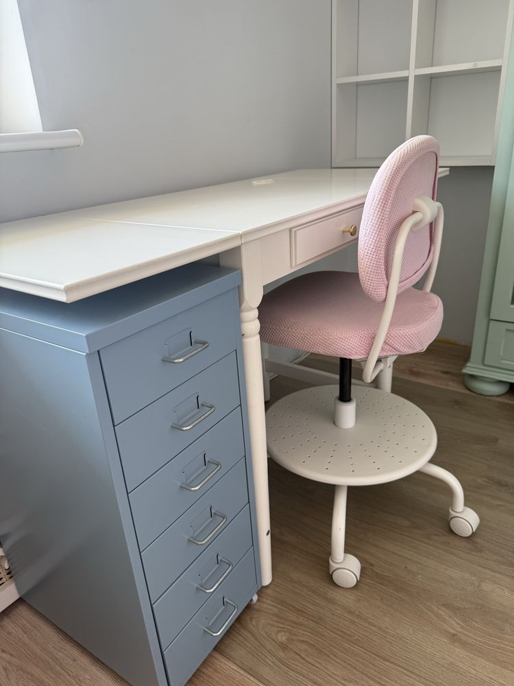 Biurko Ikea Ingatorp z krzesłem oraz szafką z szufladami