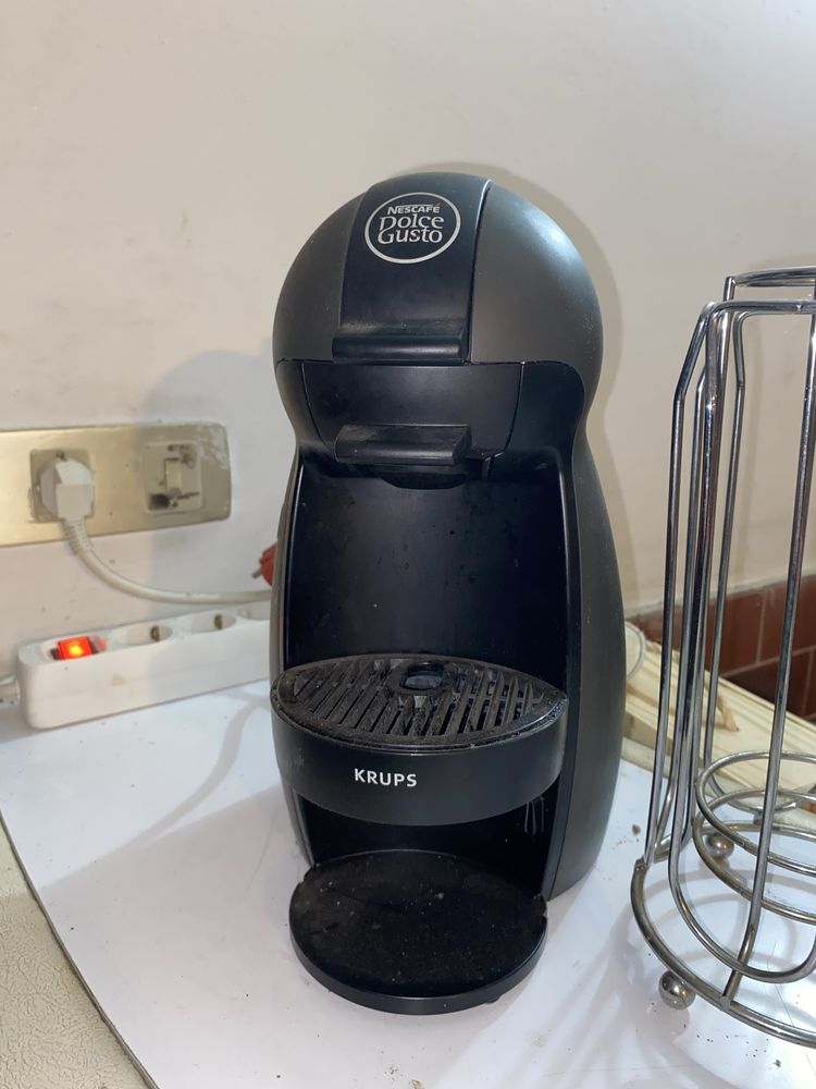 Máquina de Café Dolce Gusto + Suporte para capsulas