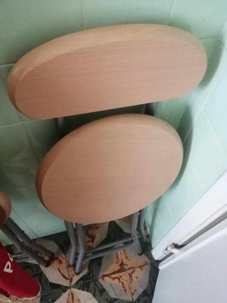 Vendo mesa mais 2 cadeiras desdobráveis de cozinha