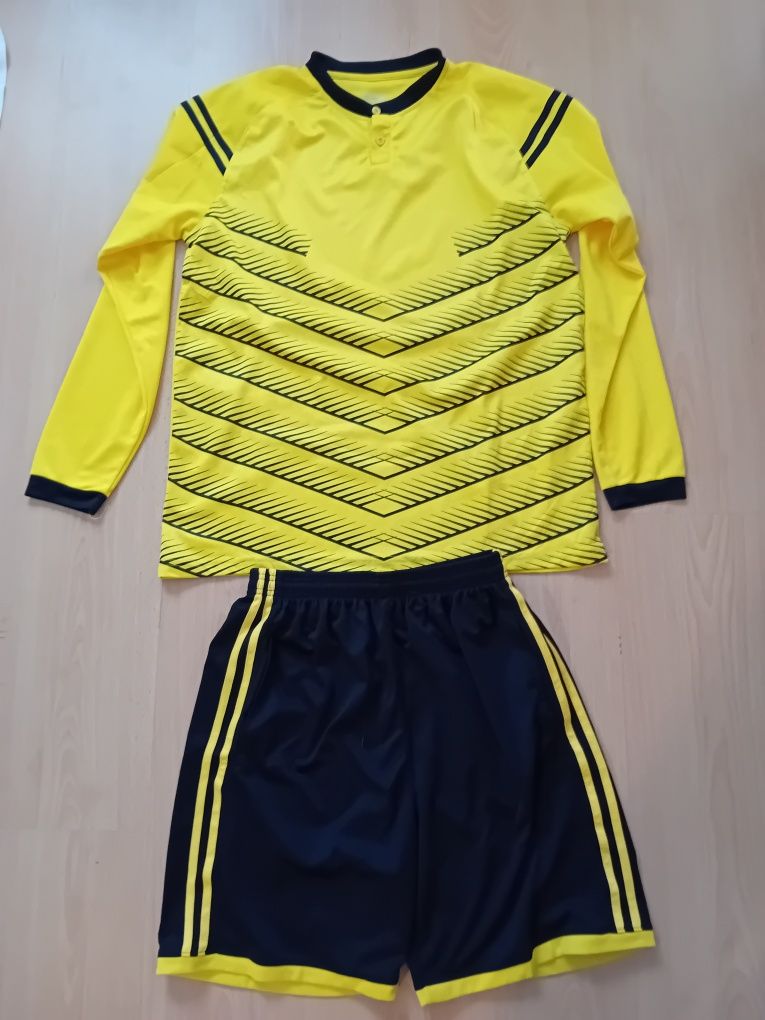 camisola + calções- equipamento desportivo