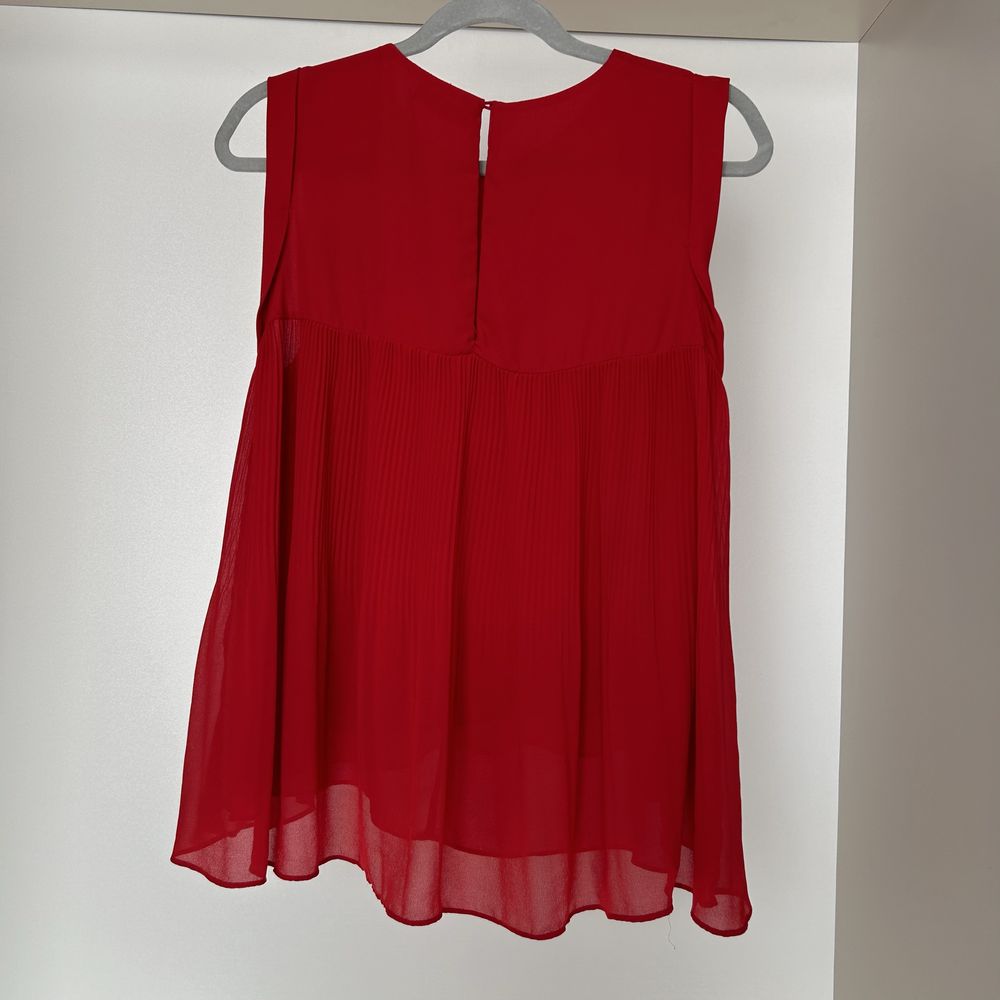 Czerwona elegancka bluzka Zara na szerokich ramiączkach rozmiar M