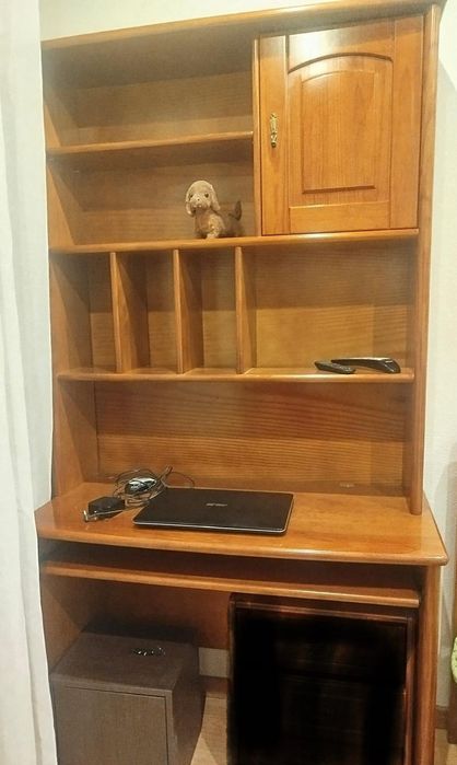Secretária com estante alta