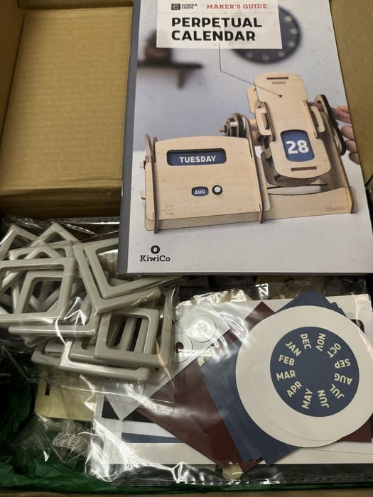 Деревяний конструктор календар від Eureka Crate