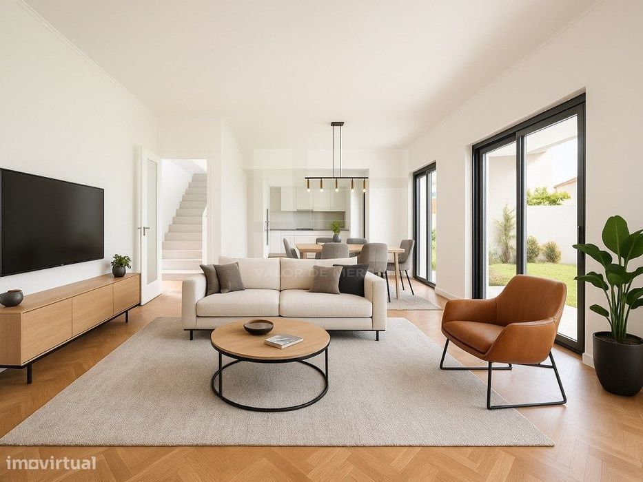 Moradia T4 unifamiliar, moderna, com piscina e estacionamento, Bice...