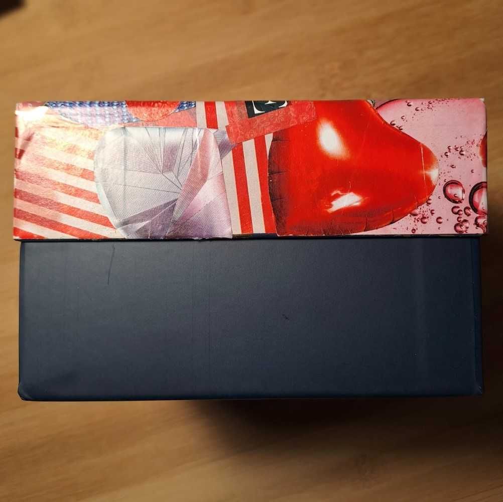 Autorski kolaż na pudełku prezentowym pokryty lakierem do dekupażu